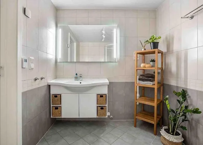 And Warm With Free Parking טרומסה